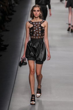 Fendi moda defilesi