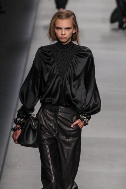 Fendi moda defilesi