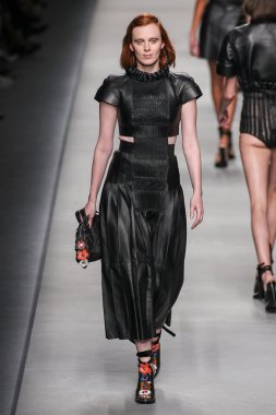Fendi moda defilesi