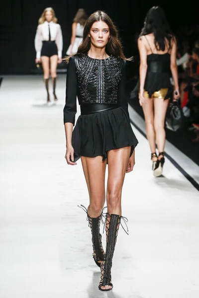 Elisabetta Franchi modeshow — Stockfoto