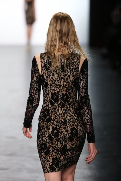 Tadashi Shoji herfst 2016 — Stockfoto