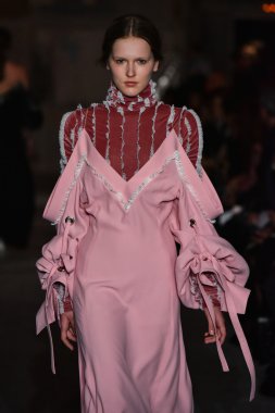 Y proje moda defilesi