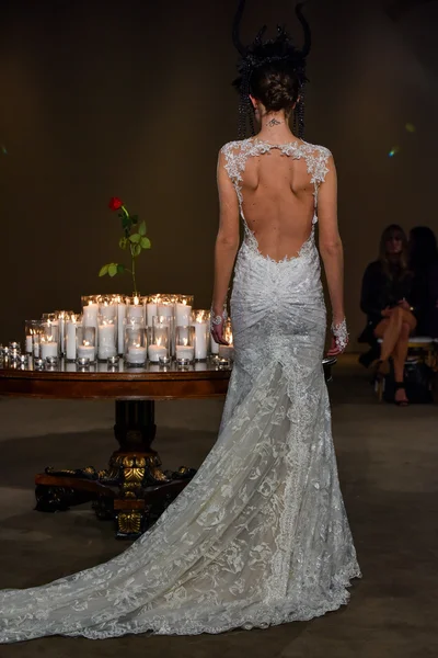 Galia Lahav bröllopsbutiker Runway show — Stockfoto