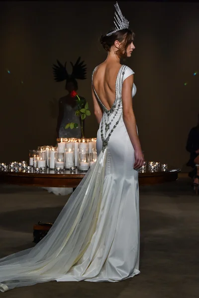 Galia Lahav bröllopsbutiker Runway show — Stockfoto