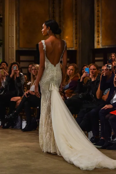 Galia Lahav bröllopsbutiker Runway show — Stockfoto