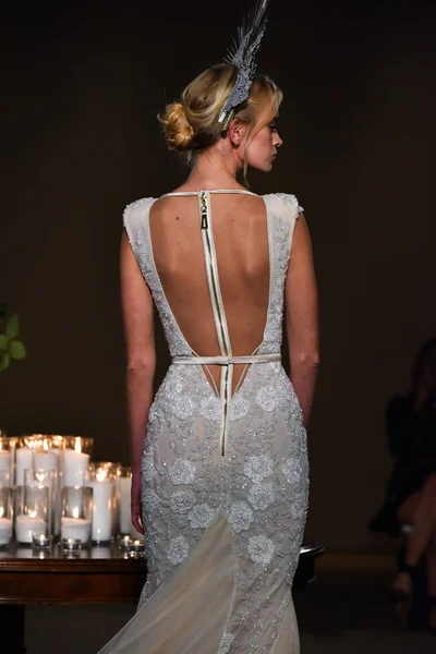 Galia Lahav bröllopsbutiker Runway show — Stockfoto