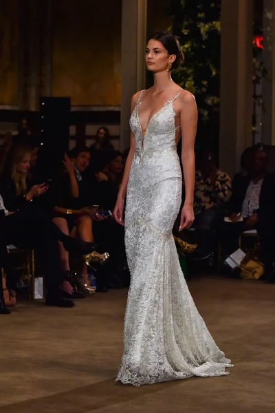 Galia Lahav bröllopsbutiker Runway show — Stockfoto