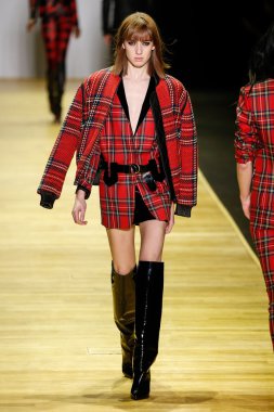 Paris Moda Haftası kapsamında Barbara Bui gösterisi