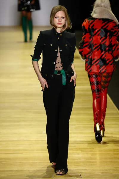 Barbara Bui show w ramach paryskiego tygodnia mody — Zdjęcie stockowe