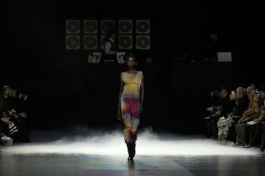 Issey Miyake gösterisi olarak Paris moda haftası
