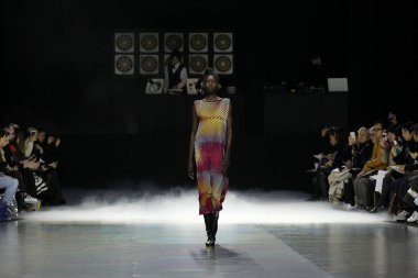 Issey Miyake gösterisi olarak Paris moda haftası