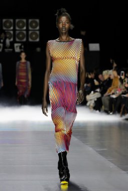 Issey Miyake gösterisi olarak Paris moda haftası