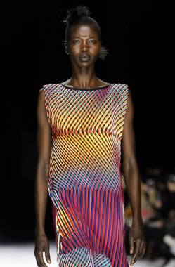 Issey Miyake gösterisi olarak Paris moda haftası