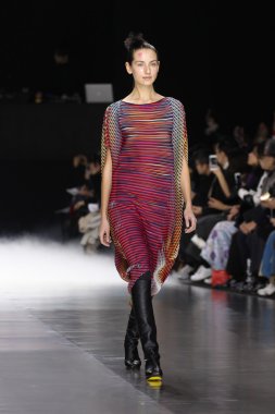 Issey Miyake gösterisi olarak Paris moda haftası