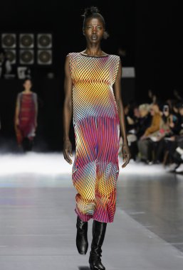 Issey Miyake gösterisi olarak Paris moda haftası