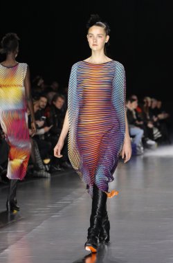 Issey Miyake gösterisi olarak Paris moda haftası