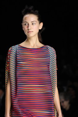 Issey Miyake gösterisi olarak Paris moda haftası