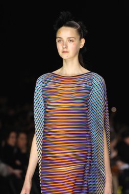 Issey Miyake gösterisi olarak Paris moda haftası