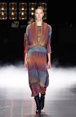 Issey Miyake gösterisi olarak Paris moda haftası