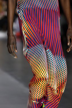 Issey Miyake gösterisi olarak Paris moda haftası