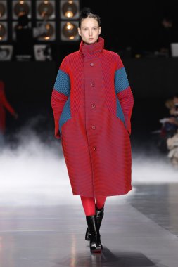 Issey Miyake gösterisi olarak Paris moda haftası