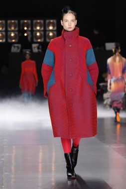 Issey Miyake gösterisi olarak Paris moda haftası