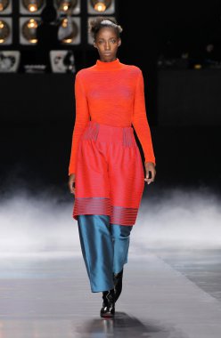 Issey Miyake gösterisi olarak Paris moda haftası