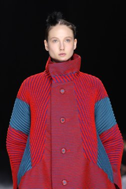 Issey Miyake gösterisi olarak Paris moda haftası