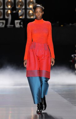 Issey Miyake gösterisi olarak Paris moda haftası