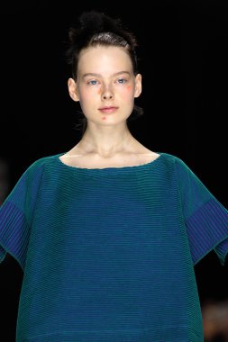 Issey Miyake gösterisi olarak Paris moda haftası