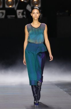 Issey Miyake gösterisi olarak Paris moda haftası