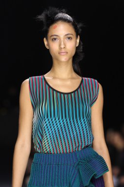 Issey Miyake gösterisi olarak Paris moda haftası