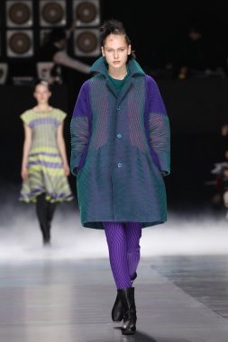 Issey Miyake gösterisi olarak Paris moda haftası