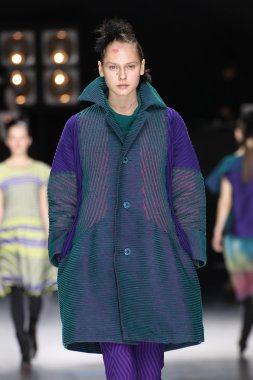 Issey Miyake gösterisi olarak Paris moda haftası