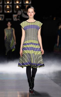 Issey Miyake gösterisi olarak Paris moda haftası