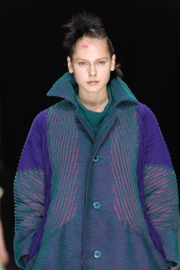 Issey Miyake gösterisi olarak Paris moda haftası