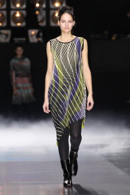 Issey Miyake gösterisi olarak Paris moda haftası