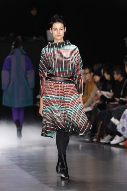 Issey Miyake gösterisi olarak Paris moda haftası