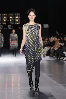 Issey Miyake gösterisi olarak Paris moda haftası