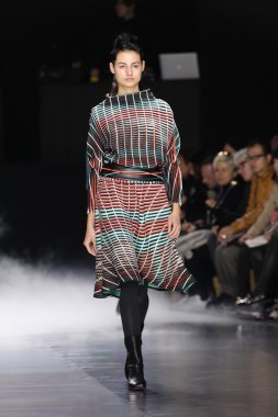 Issey Miyake gösterisi olarak Paris moda haftası