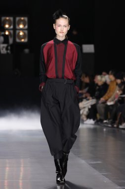 Issey Miyake gösterisi olarak Paris moda haftası