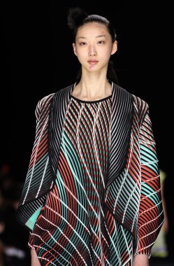 Issey Miyake gösterisi olarak Paris moda haftası