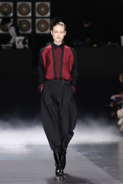 Issey Miyake gösterisi olarak Paris moda haftası