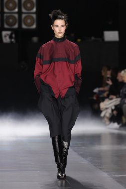 Issey Miyake gösterisi olarak Paris moda haftası