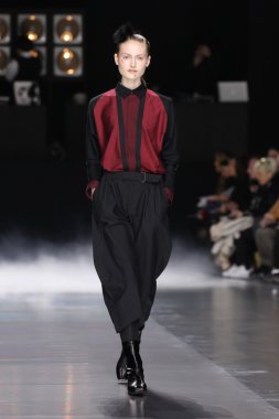 Issey Miyake gösterisi olarak Paris moda haftası