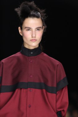 Issey Miyake gösterisi olarak Paris moda haftası