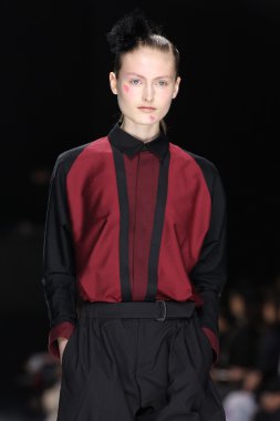 Issey Miyake gösterisi olarak Paris moda haftası