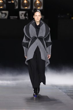 Issey Miyake gösterisi olarak Paris moda haftası