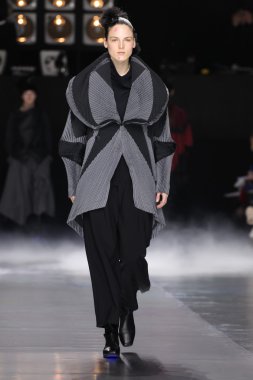 Issey Miyake gösterisi olarak Paris moda haftası