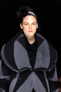 Issey Miyake gösterisi olarak Paris moda haftası